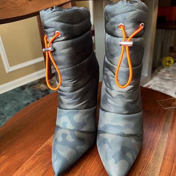 Steve Madden Cloak Camouflage Pointy Toe Pull-On Boots - Picture 2 of 11